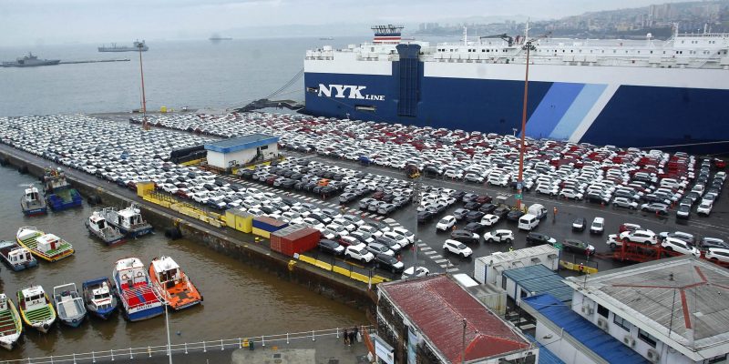 Valparaiso, 01 julio 2018.
Desembarco de 2.500 vehiculos desde la nave Greaceful Leader , perteneciente a la compañia japonesa NYK line, es la primera de tipo car-carrier que llega al puerto de Valparaiso desde el año 2014.
Sebastian Cisternas/ Aton Chile.